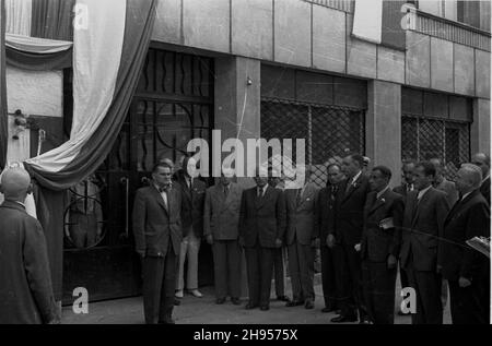 Warszawa, 1947-07-27. Uroczyste ods³oniêcie tablicy pami¹tkowej na œcianie gmachu United Nations Relief and Rehabilitation Administration (UNRRA) przy ul. Ho¿ej 35 z okazji zakoñczenia w Polsce misji organisacji. NZ. m.in.: przemawia Kazimierz Rusinek - ministro pracy i opieki spo³ecznej; w pierwszym rzêdzie od prawej stoj¹: Jan D¹b-Kocio³ - ministro rolnittwa i reform rolnych (P), Ludwik Grosfeld - kierownik Ministerstwa ¯eglugi i Handlu Zagranicznego (R4P przewodnicz¹cy/Zp Varsavia, 27 luglio 1947. Un gala che svela un buil commemorativo della targa Foto Stock