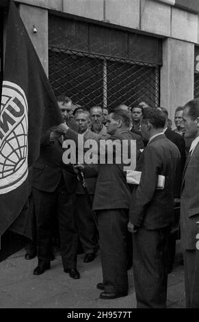 Warszawa, 1947-07-27. Uroczyste ods³oniêcie tablicy pami¹tkowej na œcianie gmachu United Nations Relief and Rehabilitation Administration (UNRRA) przy ul. Ho¿ej 35 z okazji zakoñczenia w Polsce misji organisacji. NZ. Alfred Sabin (L), przewodnicz¹cy UNRRA w Polsce, wrêcza flagê organisacji Kazimierzowi Rusinkowi, ministerowi pracy i opieki spo³ecznej, za Rusinkiem stoi Ludwik Grosfeld, kierownik Ministerstwa ¯eglugi i Handlu Zagranicznego. po/gr PAP Varsavia, 27 luglio 1947. Un gala che svela una targa commemorativa costruita nel muro dell'Amministrazione delle Nazioni Unite per il Soccorso e la Riabilitazione Foto Stock