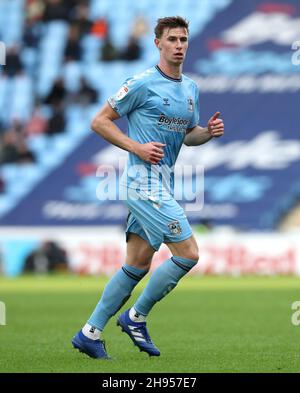 Ben Sheaf di Coventry City in azione durante la partita del campionato Sky Bet alla Coventry Building Society Arena di Coventry. Data foto: Sabato 4 dicembre 2021. Foto Stock