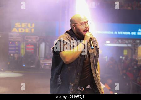 San Paolo, Brasile. 4 Dic 2021. (INT) Oktoberfest di San Paolo. 04 dicembre 2021, Sao Paulo, Brasile: Il famoso cantante brasiliano, Tiago Abravanel ha portato il pubblico a frenare in un tributo a sorpresa alla cantante Marilia Mendonca, che è morto il 11/05. Ci sono stati momenti di grande emozione da parte del pubblico e del cantante durante l'Oktoberfest tedesco a San Paolo. (Credit Image: © Produttori Cosmo/TheNEWS2 via ZUMA Press Wire) Foto Stock