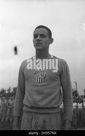 Katowice, 1947-07-27. Miêdzynarodowe Zawody Lekkkoatletyczne na stadionie Pogoni. NZ. Reprezentant Stanów Zjednoczonych Malvin Greston Whitfield. wb/gr PAP Katowice, 27 luglio 1947. Un incontro internazionale tra pista e campo nello Stadio Pogon. Nella foto: Malvin Greston Whitfield del team statunitense. wb/gr PAP Foto Stock