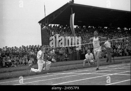 Katowice, 1947-07-27. Miêdzynarodowe Zawody Lekkkoatletyczne na stadionie Pogoni. NZ. Reprezentant Stanów Zjednoczonych Irving Mondschein na finiszu jednej z konkurencji biegowych. wb/gr PAP Katowice, 27 luglio 1947. Un incontro internazionale tra pista e campo nello Stadio Pogon. Nella foto: Irving Mondschein dagli Stati Uniti supera la linea di finitura. wb/gr PAP Foto Stock
