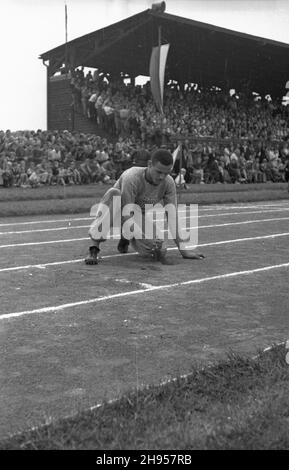Katowice, 1947-07-27. Miêdzynarodowe Zawody Lekkkoatletyczne na stadionie Pogoni. NZ. Reprezentant Stanów Zjednoczonych Malvin Greston Whitfield przygotowuje sobie pole startowe. wb/gr PAP Katowice, 27 luglio 1947. Un incontro internazionale tra pista e campo nello Stadio Pogon. Nella foto: Malvin Greston Whitfield dagli Stati Uniti si prepara per un calore. wb/gr PAP Foto Stock