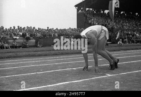 Katowice, 1947-07-27. Miêdzynarodowe Zawody Lekkkoatletyczne na stadionie Pogoni. NZ. Reprezentant Stanów Zjednoczonych Malvin Greston Whitfield przygotowuj¹cy siê do startu. wb/gr PAP Katowice, 27 luglio 1947. Un incontro internazionale tra pista e campo nello Stadio Pogon. Nella foto: Malvin Greston Whitfield dagli Stati Uniti si prepara per un calore. wb/gr PAP Foto Stock