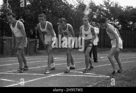 Katowice, 1947-07-27. Miêdzynarodowe Zawody Lekkkoatletyczne na stadionie Pogoni. NZ. Zawodnicy przygotowuj¹cy siê do startu. Z prawej reprezentant Stanów Zjednoczonych J. Twoomey, obok niego zawodnik z Krakowa i dwaj z £odzi. wb/gr PAP Katowice, 27 luglio 1947. Un incontro internazionale tra pista e campo nello Stadio Pogon. Nella foto: Prepararsi per una gara. Sulla destra J. Twoomey dagli Stati Uniti, accanto a lui sprinters polacchi da Cracow e Lodz. wb/gr PAP Foto Stock