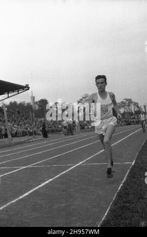 Katowice, 1947-07-27. Miêdzynarodowe Zawody Lekkkoatletyczne na stadionie Pogoni. NZ. Reprezentant Stanów Zjednoczonych J. Twoomey startuj¹cy w jednej z konkurencji biegowych. wb/gr PAP Katowice, 27 luglio 1947. Un incontro internazionale tra pista e campo nello Stadio Pogon. Nella foto: J. Twoomey dalla U.S. wb/gr PAP Foto Stock