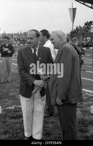 Katowice, 1947-07-27. Miêdzynarodowe zawody lekkkoatletyczne na stadionie Pogoni. NZ. uroczystoœæ otwarcia zawodów sportowych. wb/gr PAP Katowice, 27 giugno 1947. Concorso atletico internazionale sullo stadio Pogon. Nella foto: Giorno di apertura. wb/gr PAP Foto Stock