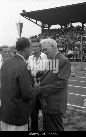Katowice, 1947-07-27. Miêdzynarodowe zawody lekkkoatletyczne na stadionie Pogoni. NZ. uroczystoœæ otwarcia zawodów sportowych. wb/gr PAP Katowice, 27 giugno 1947. Concorso atletico internazionale sullo stadio Pogon. Nella foto: Giorno di apertura. wb/gr PAP Foto Stock