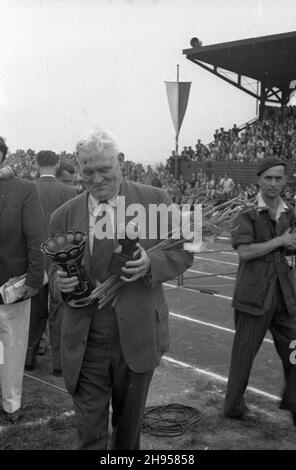Katowice, 1947-07-27. Miêdzynarodowe zawody lekkkoatletyczne na stadionie Pogoni. NZ. uroczystoœæ otwarcia zawodów sportowych. wb/gr PAP Katowice, 27 giugno 1947. Concorso atletico internazionale sullo stadio Pogon. Nella foto: Giorno di apertura. wb/gr PAP Foto Stock
