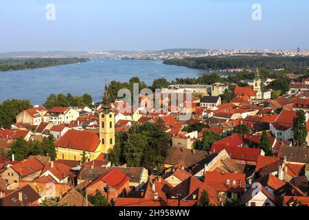 Vista aerea dalla torre Gardos a Zemun, oggi parte di Belgrado, la capitale della Serbia sulle rive del Danubio. Centro di Belgrado visibile in Foto Stock