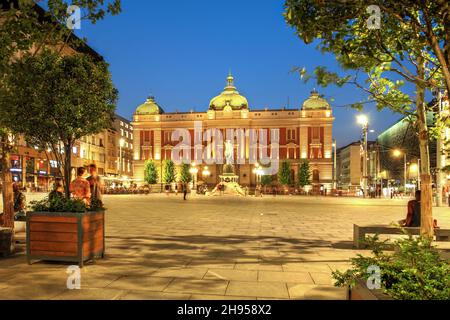 Composizione serale in Piazza della Repubblica, nel centro di Belgrado, in Serbia, con particolare attenzione all'edificio del Museo Nazionale, riaperto dopo un'estesa ricostruzione Foto Stock