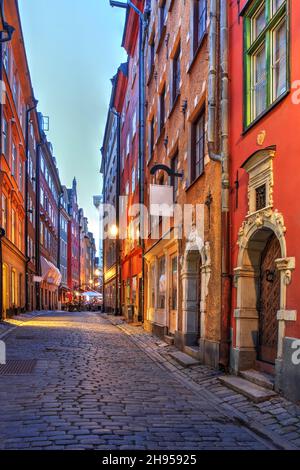 Strada stretta e affascinante Skomakargatan nella città vecchia (Gamla Stan) di Stoccolma, Svezia che conduce verso piazza Stortorget. Foto Stock