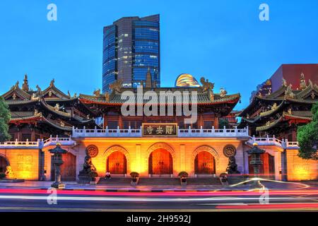 Vista della strada di notte dell'ingresso principale del Tempio Buddista Jing'an a Shanghai, Cina. Foto Stock