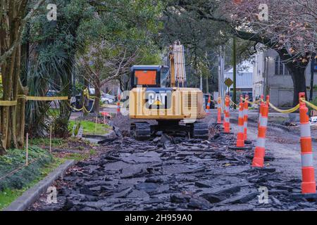 NEW ORLEANS, LA, USA - 22 gennaio 2021: Lavori stradali su Uptown Street Foto Stock