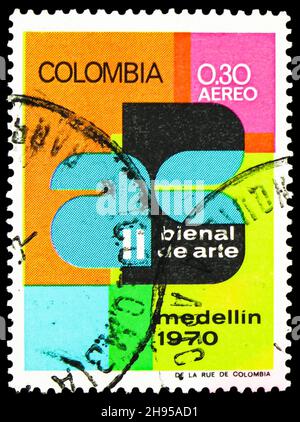 MOSCA, RUSSIA - 24 OTTOBRE 2021: Francobollo stampato in Colombia mostra Art Exhibition Emblem, Biennial Art Exhibition, Medellin serie, circa 1970 Foto Stock