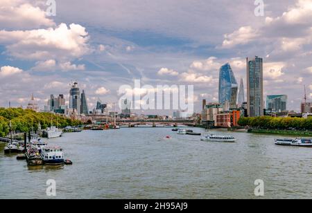 Il fiume Tamigi e lo skyline di Londra Est visto dal ponte di Waterloo. Canary Wharf è sullo sfondo. Foto Stock