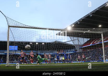 Cardiff, Regno Unito. 4 dicembre 2021. Mark Harris della città di Cardiff segna il suo primo obiettivo. EFL Skybet Championship Match, Cardiff City contro Sheffield United al Cardiff City Stadium di Cardiff, Galles, sabato 4 dicembre 2021. Questa immagine può essere utilizzata solo a scopo editoriale. Solo per uso editoriale, licenza richiesta per uso commerciale. Nessun uso in scommesse, giochi o un singolo club/campionato/player pubblicazioni. pic di Andrew Orchard/Andrew Orchard sport fotografia/Alamy Live news credito: Andrew Orchard sport fotografia/Alamy Live News Foto Stock