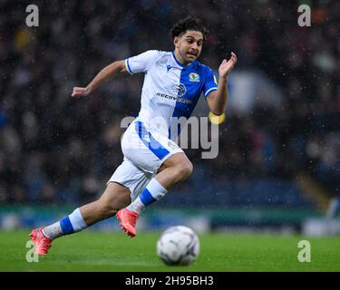 Blackburn, Regno Unito. 4 dicembre 2021. Reda Khadra #7 di Blackburn Rovers corre con la palla a Blackburn, Regno Unito il 12/4/2021. (Foto di Simon Whitehead/News Images/Sipa USA) Credit: Sipa USA/Alamy Live News Foto Stock