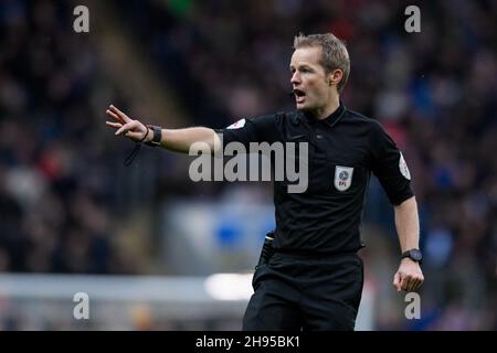 Blackburn, Regno Unito. 4 dicembre 2021. L'arbitro Gavin Ward prende una decisione a Blackburn, Regno Unito, il 12/4/2021. (Foto di Simon Whitehead/News Images/Sipa USA) Credit: Sipa USA/Alamy Live News Foto Stock