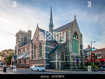 Vista di San Giovanni Battista, in Chipping Barnet, Londra. Costruito intorno al 1250, si trova in corrispondenza della giunzione di Wood Street e High Street. Foto Stock