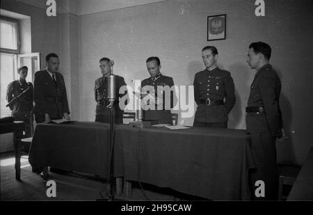 Warszawa, 1947-07-31. Rejonowy S¹d Wojskowy. Odczytanie wyroku w procesie grupy £¹cznoœci Obszaru Centralnego Wolnoœæ i Niezawis³oœæ (win). Na ³awie oskar¿onych zasiedli: dr Zofia Franio ps. Doktor, K-1, Pani Doktor, Zofia, Boles³aw Ga³aj ps. Stanis³aw, Ryszard, Danuta Bañkowska ps. Duda, Stanis³awa Sieñko ps. Alinka, Iwonka, S³odka, Janina Warzycka ps. F-43, Maria Wêdrychowska ps. F4, F-42, Jola, Kinga, Rysia - przed wojn¹ aktorka i œpiewaczka (alt), Janina Sawicka. NZ. sk³ad sêdziowski orzekaj¹cy w tym procedsie: Szef Wojskowego S¹du Rejonowego pp³k Hryckowian, mjr Konieczny, por. Grynkiewicz Foto Stock