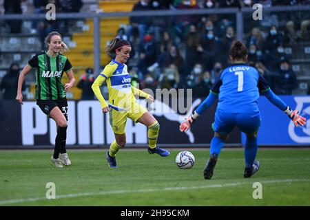 Stadio Enzo Ricci, Sassuolo, Italia, 04 dicembre 2021, Barbara Bonansea in azione durante gli Stati Uniti Sassuolo vs Juventus FC - Calcio Italiana Serie A Women match Foto Stock