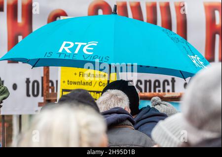 Cork, Irlanda. 4 Dic 2021. Circa 500 persone hanno protestato oggi nella città di Cork contro il blocco, le vaccinazioni per i bambini, i passaporti dei vaccini e le maschere facciali. Arriva come il governo ha imposto restrizioni sull'ospitalità e la miscelazione della famiglia fino al 9 gennaio. Credit: AG News/Alamy Live News Foto Stock