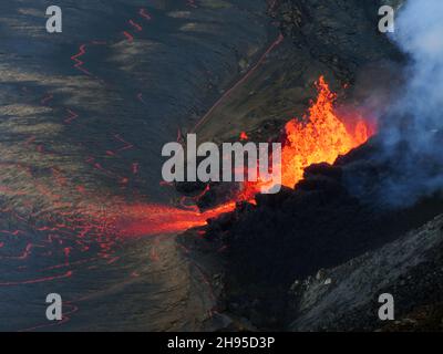 Kapoho, Stati Uniti d'America. 06 Ottobre 2021. Fontane di lava provenienti dalla bocca ovest sulla base e parete ovest di Halemaumau, alla cima Kilauea all'interno del Parco Nazionale dei Vulcani delle Hawaii, 6 ottobre 2021 a Kapok, Hawaii. La fondazione della lava in più punti di fessura sulla base e la parete ovest del cratere continuò, e un lago di lava sta crescendo all'interno del cratere vulcanico. Credit: Kendra Lynn/USGS/Alamy Live News Foto Stock