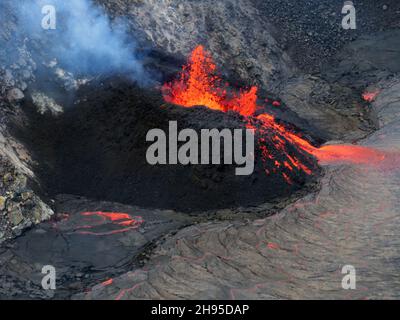 Kapoho, Stati Uniti d'America. 22 Ottobre 2021. La lava scorre nel cratere e nel lago di lava che si forma all'interno di Halemaumau, alla cima di Kilauea all'interno del Parco Nazionale dei Vulcani delle Hawaii, 22 ottobre 2021 a Kapok, Hawaii. La fondazione della lava in più punti di fessura sulla base e la parete ovest del cratere continuò, e un lago di lava sta crescendo all'interno del cratere vulcanico. Credit: Kendra Lynn/USGS/Alamy Live News Foto Stock