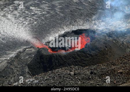 Kapoho, Stati Uniti d'America. 20 Ottobre 2021. La lava scorre dalla bocca occidentale nel cratere e nel lago di lava all'interno di Halemaumau, alla cima di Kilauea all'interno del Parco Nazionale dei Vulcani delle Hawaii, 20 ottobre 2021 a Kapok, Hawaii. La fondazione della lava in più punti di fessura sulla base e la parete ovest del cratere continuò, e un lago di lava sta crescendo all'interno del cratere vulcanico. Credit: Drew Downs/USGS/Alamy Live News Foto Stock