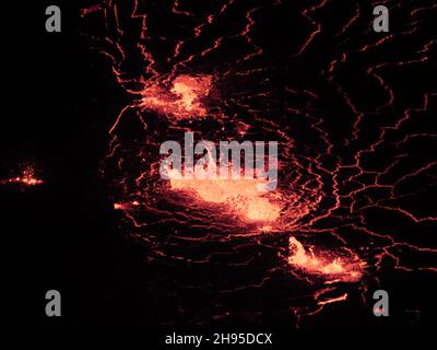 Kapoho, Stati Uniti d'America. 30 Settembre 2021. Le fessure lineari sono rimaste attive nel mezzo del nuovo lago di lava all'interno di Halemaumau, al vertice di Kilauea all'interno del Parco Nazionale dei Vulcani delle Hawaii, il 30 settembre 2021 a Kapok, Hawaii. La fondazione della lava in più punti di fessura sulla base e la parete ovest del cratere continuò, e un lago di lava sta crescendo all'interno del cratere vulcanico. Credit: Kendra Lynn/USGS/Alamy Live News Foto Stock