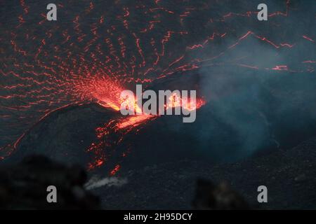 Kapoho, Stati Uniti d'America. 23 Ottobre 2021. La lava scorre dalla bocca occidentale nel cratere e nel lago di lava all'interno di Halemaumau, alla cima di Kilauea all'interno del Parco Nazionale dei Vulcani delle Hawaii, 20 ottobre 2021 a Kapok, Hawaii. La fondazione della lava in più punti di fessura sulla base e la parete ovest del cratere continuò, e un lago di lava sta crescendo all'interno del cratere vulcanico. Credit: Katie Mulliken/USGS/Alamy Live News Foto Stock