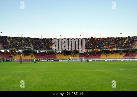 Lecce, Italia. 4 dicembre 2021. US Lecce tifosi durante US Lecce vs Reggina 1914, partita di calcio italiana Serie B a Lecce, Italia, Dicembre 04 2021 Credit: Independent Photo Agency/Alamy Live News Foto Stock