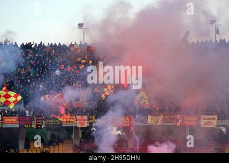 Lecce, Italia. 4 dicembre 2021. US Lecce tifosi durante US Lecce vs Reggina 1914, partita di calcio italiana Serie B a Lecce, Italia, Dicembre 04 2021 Credit: Independent Photo Agency/Alamy Live News Foto Stock