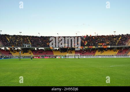 Lecce, Italia. 4 dicembre 2021. US Lecce tifosi durante US Lecce vs Reggina 1914, partita di calcio italiana Serie B a Lecce, Italia, Dicembre 04 2021 Credit: Independent Photo Agency/Alamy Live News Foto Stock