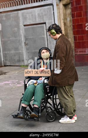 Lodon, Regno Unito. 4 dicembre 2021. Manifestazione della gioventù trans al di fuori dell'Inghilterra NHS il 4 dicembre 2012. TransHealthcare in questo paese è segregata negligenza, discriminazione da parte del NHS e quelli in attesa di assistenza e omofobia la morte transgioventù richiede più di due anni. #AbolishGIC ! Credit: Picture Capital/Alamy Live News Foto Stock