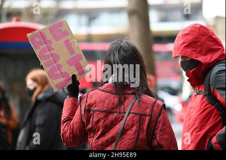 Lodon, Regno Unito. 4 dicembre 2021. Manifestazione della gioventù trans al di fuori dell'Inghilterra NHS il 4 dicembre 2012. TransHealthcare in questo paese è segregata negligenza, discriminazione da parte del NHS e quelli in attesa di assistenza e omofobia la morte transgioventù richiede più di due anni. #AbolishGIC ! Credit: Picture Capital/Alamy Live News Foto Stock