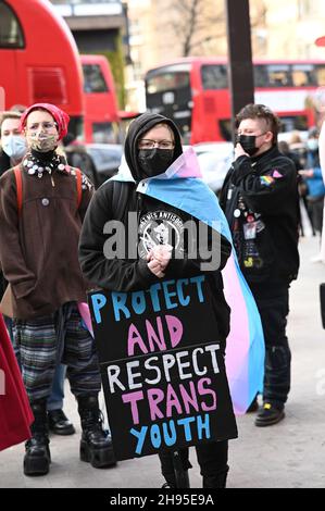 Lodon, Regno Unito. 4 dicembre 2021. Manifestazione della gioventù trans al di fuori dell'Inghilterra NHS il 4 dicembre 2012. TransHealthcare in questo paese è segregata negligenza, discriminazione da parte del NHS e quelli in attesa di assistenza e omofobia la morte transgioventù richiede più di due anni. #AbolishGIC ! Credit: Picture Capital/Alamy Live News Foto Stock