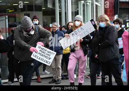 Lodon, Regno Unito. 4 dicembre 2021. Manifestazione della gioventù trans al di fuori dell'Inghilterra NHS il 4 dicembre 2012. TransHealthcare in questo paese è segregata negligenza, discriminazione da parte del NHS e quelli in attesa di assistenza e omofobia la morte transgioventù richiede più di due anni. #AbolishGIC ! Credit: Picture Capital/Alamy Live News Foto Stock