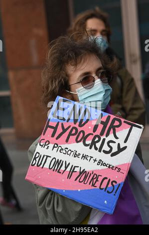 Lodon, Regno Unito. 4 dicembre 2021. Manifestazione della gioventù trans al di fuori dell'Inghilterra NHS il 4 dicembre 2012. TransHealthcare in questo paese è segregata negligenza, discriminazione da parte del NHS e quelli in attesa di assistenza e omofobia la morte transgioventù richiede più di due anni. #AbolishGIC ! Credit: Picture Capital/Alamy Live News Foto Stock