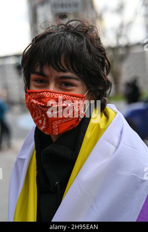 Lodon, Regno Unito. 4 dicembre 2021. Manifestazione della gioventù trans al di fuori dell'Inghilterra NHS il 4 dicembre 2012. TransHealthcare in questo paese è segregata negligenza, discriminazione da parte del NHS e quelli in attesa di assistenza e omofobia la morte transgioventù richiede più di due anni. #AbolishGIC ! Credit: Picture Capital/Alamy Live News Foto Stock