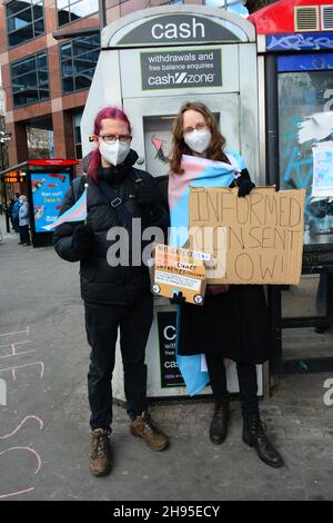 Lodon, Regno Unito. 4 dicembre 2021. Manifestazione della gioventù trans al di fuori dell'Inghilterra NHS il 4 dicembre 2012. TransHealthcare in questo paese è segregata negligenza, discriminazione da parte del NHS e quelli in attesa di assistenza e omofobia la morte transgioventù richiede più di due anni. #AbolishGIC ! Credit: Picture Capital/Alamy Live News Foto Stock