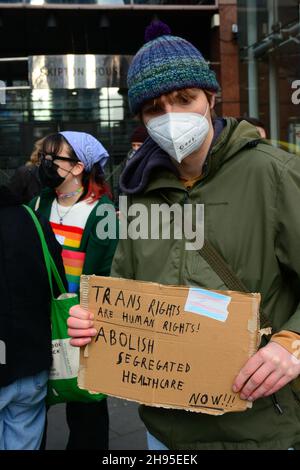 Lodon, Regno Unito. 4 dicembre 2021. Manifestazione della gioventù trans al di fuori dell'Inghilterra NHS il 4 dicembre 2012. TransHealthcare in questo paese è segregata negligenza, discriminazione da parte del NHS e quelli in attesa di assistenza e omofobia la morte transgioventù richiede più di due anni. #AbolishGIC ! Credit: Picture Capital/Alamy Live News Foto Stock