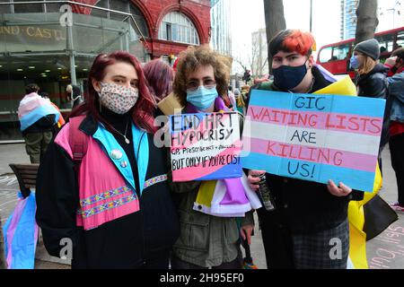 Lodon, Regno Unito. 4 dicembre 2021. Manifestazione della gioventù trans al di fuori dell'Inghilterra NHS il 4 dicembre 2012. TransHealthcare in questo paese è segregata negligenza, discriminazione da parte del NHS e quelli in attesa di assistenza e omofobia la morte transgioventù richiede più di due anni. #AbolishGIC ! Credit: Picture Capital/Alamy Live News Foto Stock