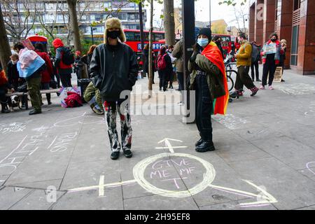 Lodon, Regno Unito. 4 dicembre 2021. Manifestazione della gioventù trans al di fuori dell'Inghilterra NHS il 4 dicembre 2012. TransHealthcare in questo paese è segregata negligenza, discriminazione da parte del NHS e quelli in attesa di assistenza e omofobia la morte transgioventù richiede più di due anni. #AbolishGIC ! Credit: Picture Capital/Alamy Live News Foto Stock