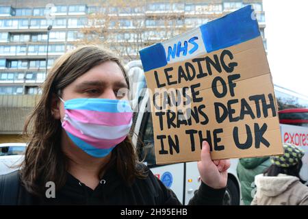 Lodon, Regno Unito. 4 dicembre 2021. Manifestazione della gioventù trans al di fuori dell'Inghilterra NHS il 4 dicembre 2012. TransHealthcare in questo paese è segregata negligenza, discriminazione da parte del NHS e quelli in attesa di assistenza e omofobia la morte transgioventù richiede più di due anni. #AbolishGIC ! Credit: Picture Capital/Alamy Live News Foto Stock