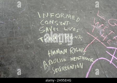 Lodon, Regno Unito. 4 dicembre 2021. Manifestazione della gioventù trans al di fuori dell'Inghilterra NHS il 4 dicembre 2012. TransHealthcare in questo paese è segregata negligenza, discriminazione da parte del NHS e quelli in attesa di assistenza e omofobia la morte transgioventù richiede più di due anni. #AbolishGIC ! Credit: Picture Capital/Alamy Live News Foto Stock