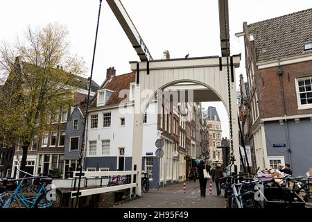 Il ponte levatoio Staalmeestersbrug sul canale di Groenburgwal ad Amsterdam, Paesi Bassi. Foto Stock