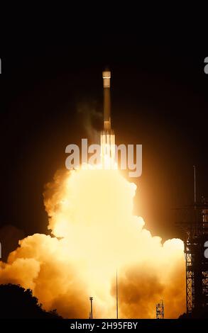 Lancio della navicella spaziale dallo spaceport di notte. Navetta spaziale nelle nuvole di fumo sullo sfondo del cielo scuro. Alcuni elementi di questa immagine sono f Foto Stock