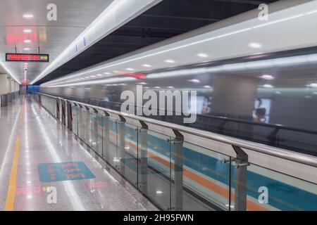 Shanghai, Cina - 02 gennaio 2017: Partenza del treno magnetico Shanghai TransRapid Maglev. È il primo maglev commerciale ad alta velocità con cr Foto Stock